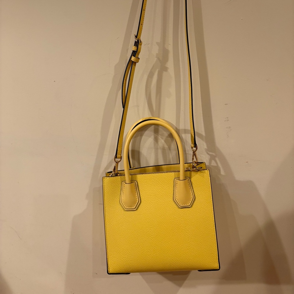 Elegant Michael Kors Yellow Leather Crossbody Bag